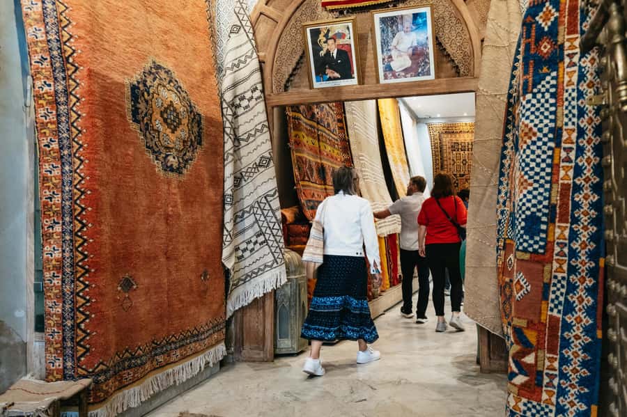 Marrakech: Colorful Medina Souks Guided Walking Tour - How bargaining help actually works on the ground