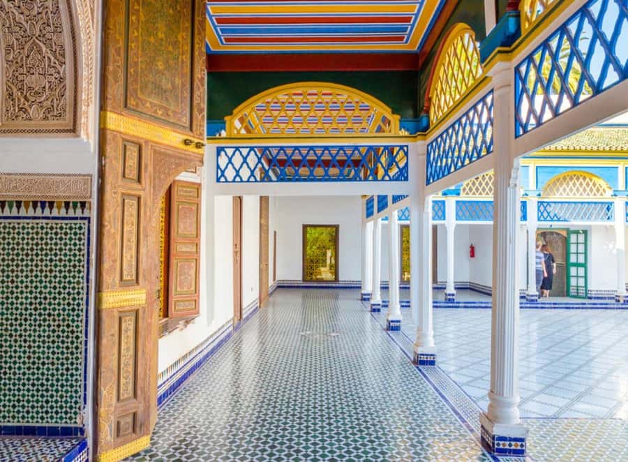 Marrakech: Saadian Tombs, Bahia Palace, Medina and Souk Tour - Old Medina walking and souks: where the guide earns their fee