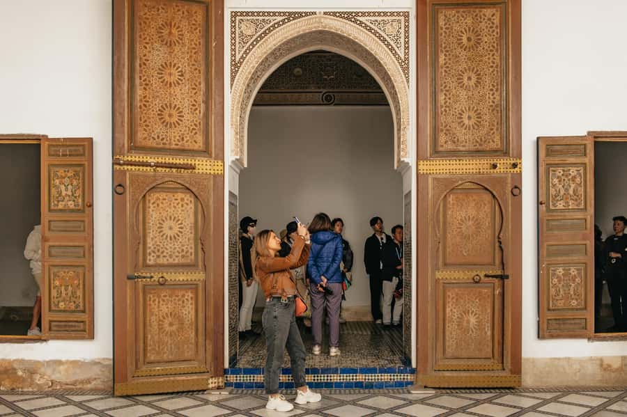 Marrakech: Saadian Tombs & Bahia Palace, Medina Guided Tour - Souks with your guide: how to get the best craft stalls